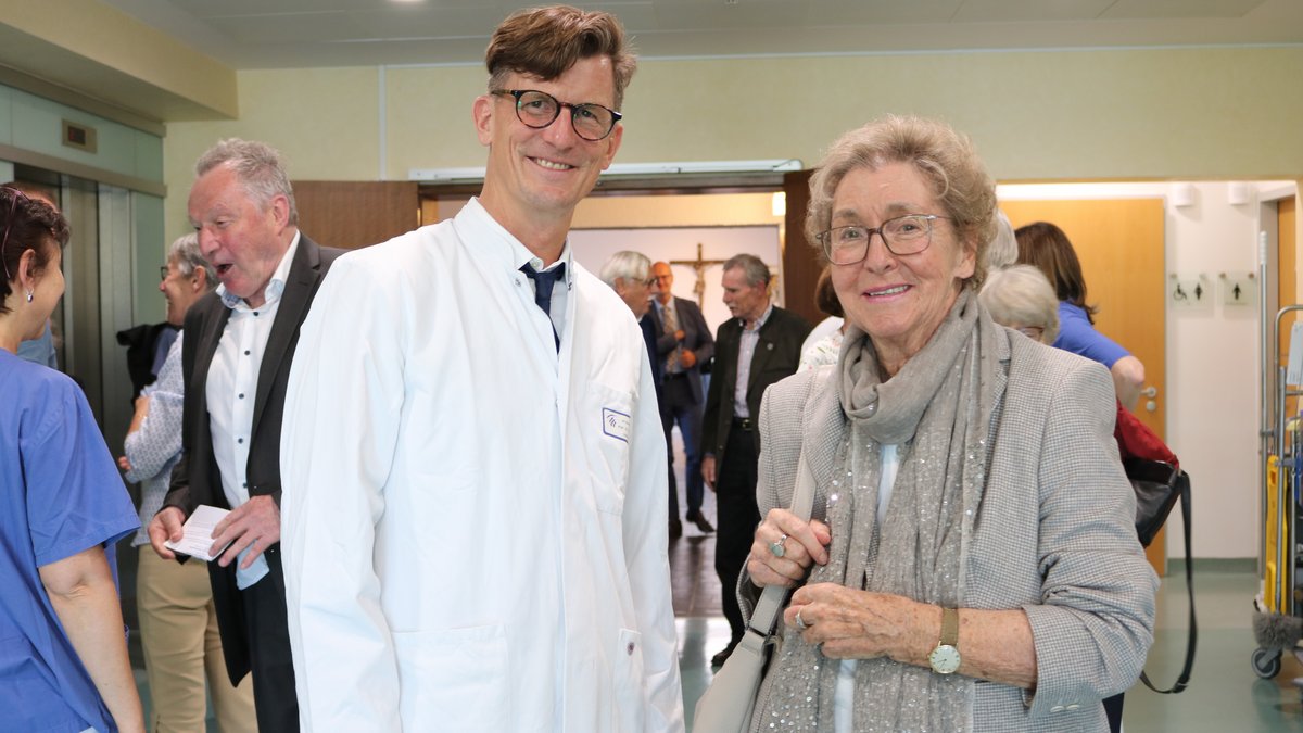 Dr. Sieglinde Schmidt, erste Chefärztin der 2. Medizinischen Abteilung, mit ihrem Nachfolger Prof. Dr. Hanno Leuchte