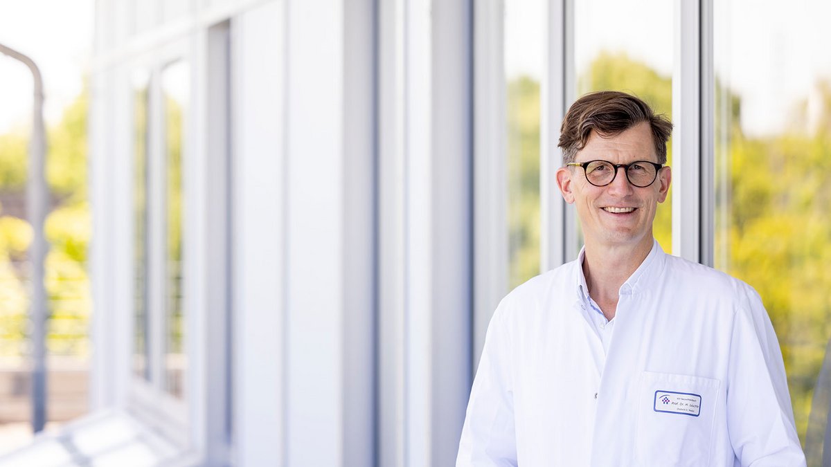 Chefarzt Prof Dr Leuchte vor Fenster